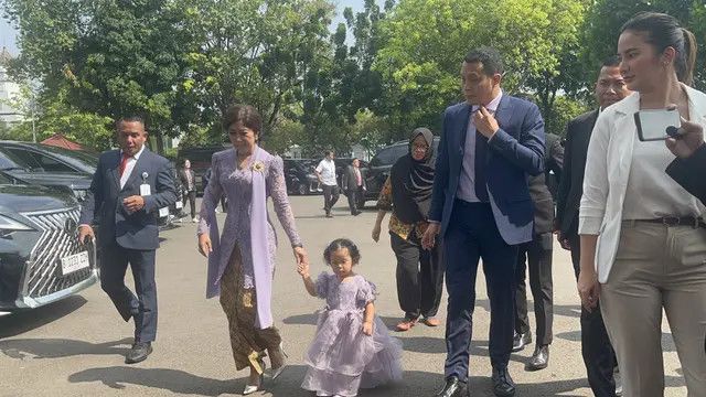 Cantik Berkebaya Ungu Bareng Anak dan Suami, Meutya Hafid di Pelantikan Menteri