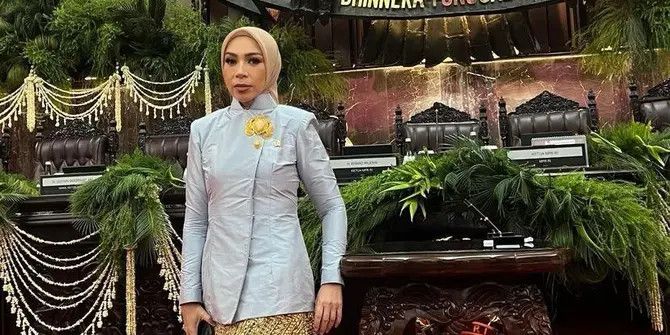 Kini Bertubuh Mungil, Potret Melly Goeslaw Tampil Cantik & Anggun Berkebaya di Pelantikan Prabowo-Gibran