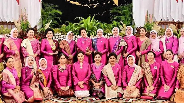 Gaya Kece Iriana Jokowi di Acara Perpisahan sama Ibu-Ibu Pejabat, Busana yang Dikenakannya Cetar Menyala