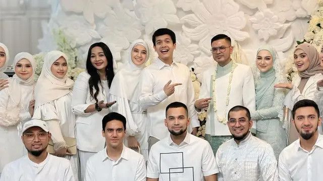 Kompak Pakai Serba Putih 4 Pasangan Selebriti Hadiri Akad Nikah Irish Bella dan Haldy Sabri, Ada Dimas Seto dan Dhini Aminarti