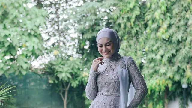 Tetap Cantik dan Elegan, 4 Inspirasi Kebaya Modern Berhijab dari Irish Bella hingga Dinda Hauw