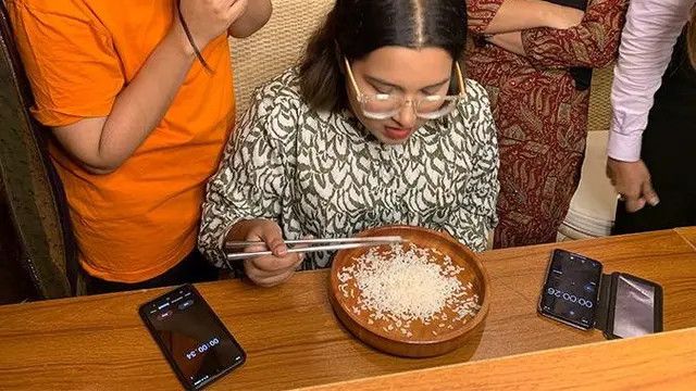 Unik Banget, Wanita Ini Cetak Rekor Dunia Makan Nasi Sebutir Demi Sebutir Pakai Sumpit