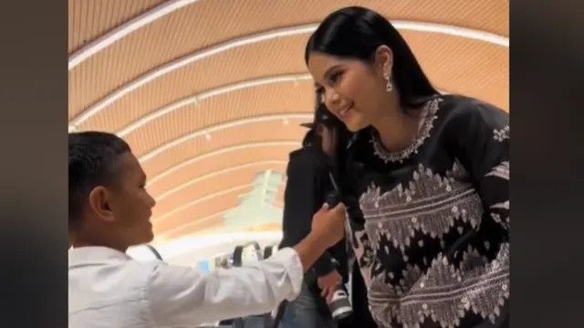 Annisa Pohan Mendadak Diwawancara TikToker Cilik Pakai Bahasa Inggris, Jawabannya jadi Perbincangan