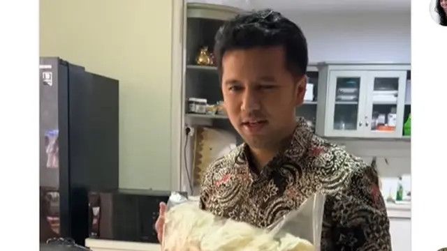 Momen Kocak Emil Dardak Bawakan 1 Kantong Kerupuk Buat Istri, Arumi Bachsin: Romantisnya Suami Aku