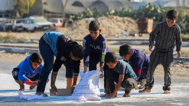 FOTO: Potret Memilukan Anak-Anak Palestina Pungut Tepung Berceceran di Tanah Demi Bisa Makan