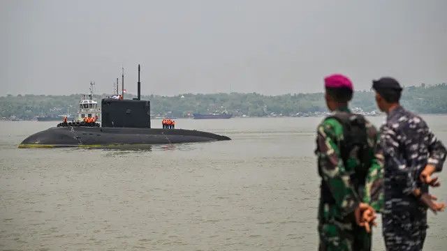 FOTO: Penampakan Kapal Selam Rusia Merapat ke Surabaya, Siap Ikut Latihan Tempur Bareng Kapal Perang RI