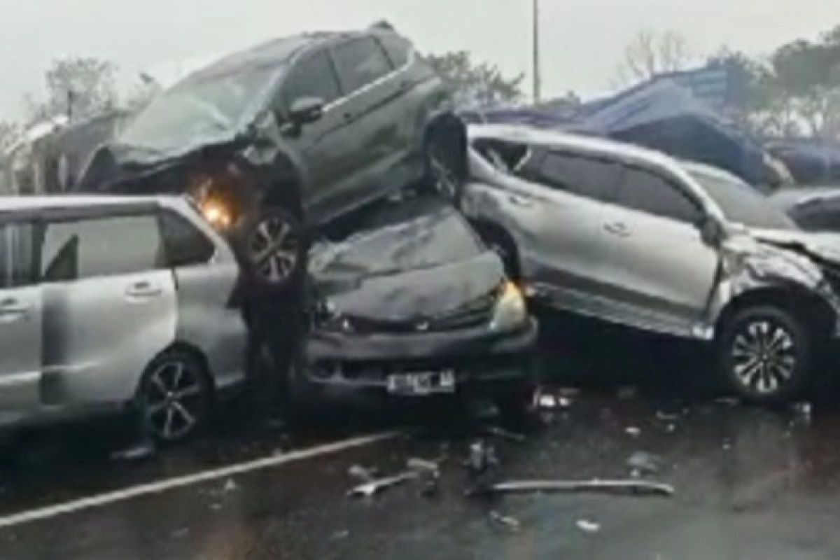 Kecelakaan Beruntun di Tol Cipularang, Banyak Kendaraan Ringsek