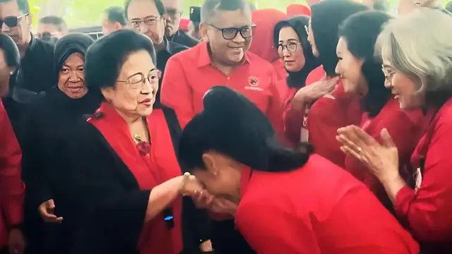 Momen Krisdayanti saat Cium Tangan Megawati,Singgung Saripati Perjuangan di Hari Pahlawan