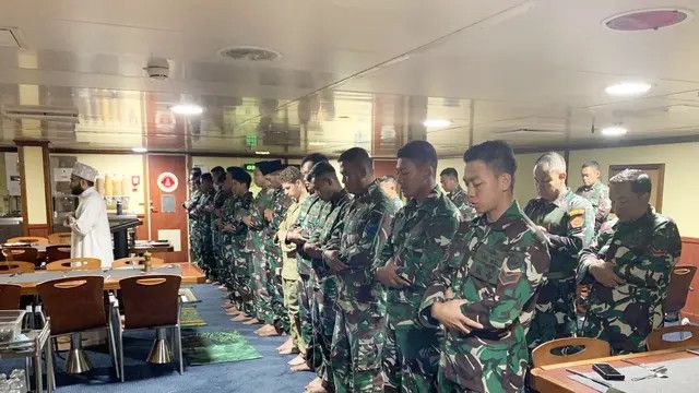 Tentara Indonesia dan Australia Salat Jumat Berjemaah di Atas Kapal Perang