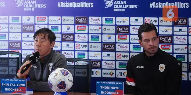 FOTO: Beda Ekspresi Shin Tae-yong dan Thom Haye Jelang Timnas Indonesia Hadapi Arab Saudi