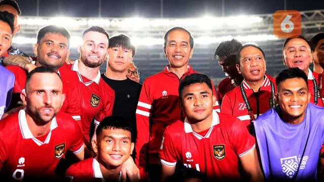 Jokowi Dukung Timnas Indonesia di Laga Lawan Arab Saudi, Pakai Jersey Pemain Solo di Bangku Biasa