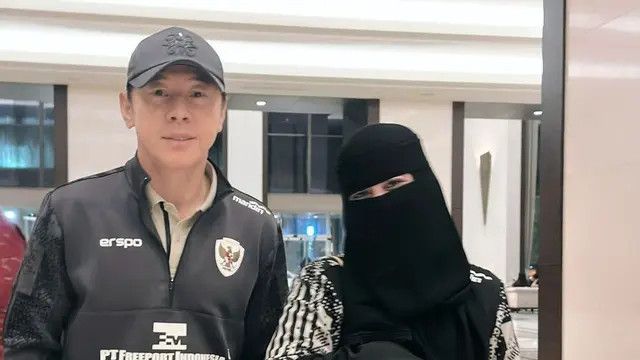 Potret Umi Pipik Foto Bareng Pelatih Timnas Shin Tae-Yong yang Dipanggil Pakde, Posenya Malah Jadi Sorotan Publik