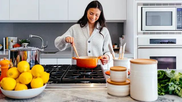 Terlanjur Masak Makanan Hingga Terlalu Asin, Begini Cara Menyelamatkan Rasanya