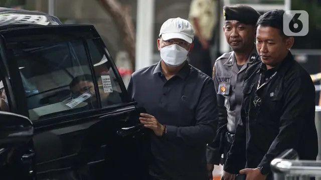 FOTO: Momen Gubernur Bengkulu Rohidin Mersyah Sembunyikan Wajah di Balik Masker Saat Terjaring OTT KPK