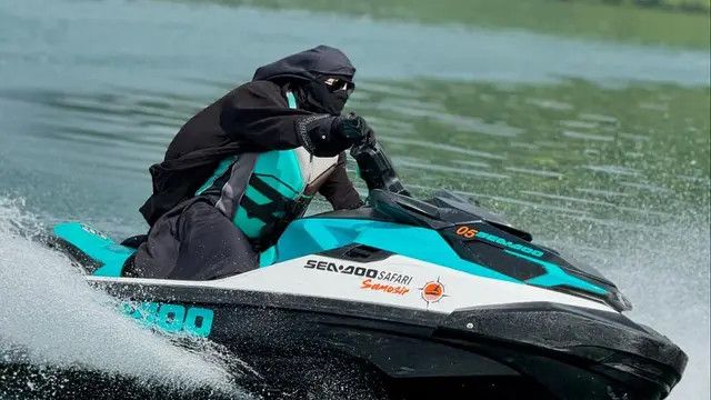 Umi Pipik Tetap Mengenakan Gamis dan Cadar saat Main Jetski di Danau Toba: Ingat Masa-masa dengan Almarhum