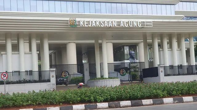 Update Kasus Suap 3 Hakim Surabaya: Kejagung Bidik Istri & Anak Zarof Ricar, serta Pengacara OC Kaligis