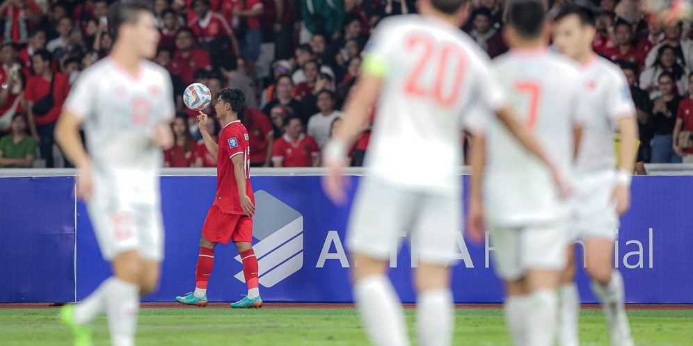 Spesialis Lemparan Timnas Indonesia di Piala AFF: Pratama Arhan di Kiri dan Robi Darwis di Kanan