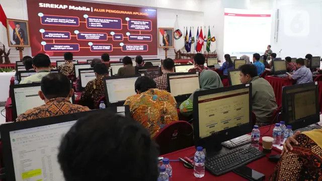 FOTO: Suasana Ruang Monitoring untuk Rekapitulasi Penghitungan Suara Pilkada Serentak 2024