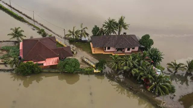 FOTO: Kondisi Banjir Parah Landa Malaysia, Ratusan Ribu Orang Mengungsi