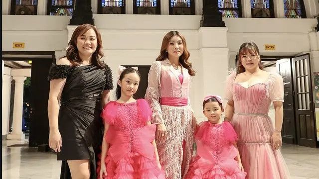 Cantik Anggun Thalia dan Thania Putri Onsu Pakai Gaun Tema Catton Candy dari Leura Prive di Jakarta Kids Fashion Festival 2024