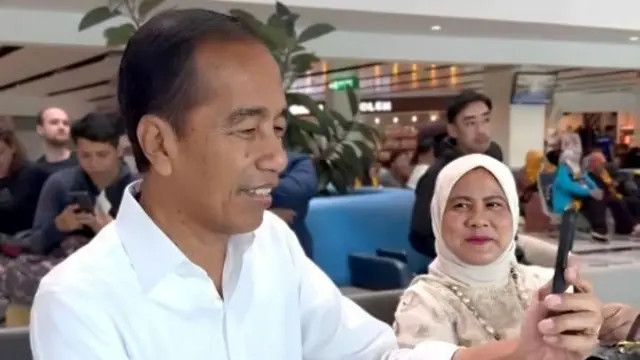 Gaya Elegan Iriana Naik Pesawat Komersial Bareng Jokowi, Bawa Tas Branded Harganya Selangit