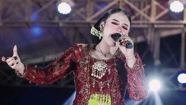 Video Niken Salindry Borong Jualan Pedagang Es Teh saat Konser Viral, Netizen Tak Ragu Sentil Gus Miftah