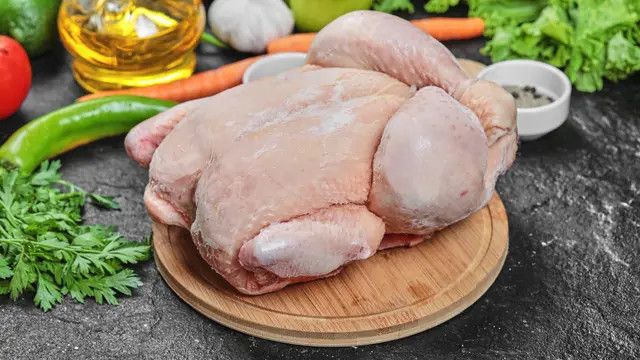 Tips Hemat Waktu Mencairkan Daging Ayam Tanpa Alat Canggih