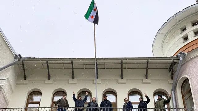 Kedutaan Suriah di Rusia Kibarkan Bendera Tiga Bintang Lambang Pemberontak