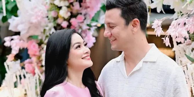 Titi Kamal Rayakan Ulang Tahun ke-43 di Rumah, Tampil Cantik Awet Muda Pakai Dress Pink Bak Barbie