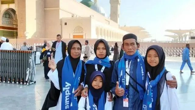 Pak Sunhaji Penjual Es Teh Viral Berangkat Umroh Bersama Keluarga, Warganet Ikut Gembira