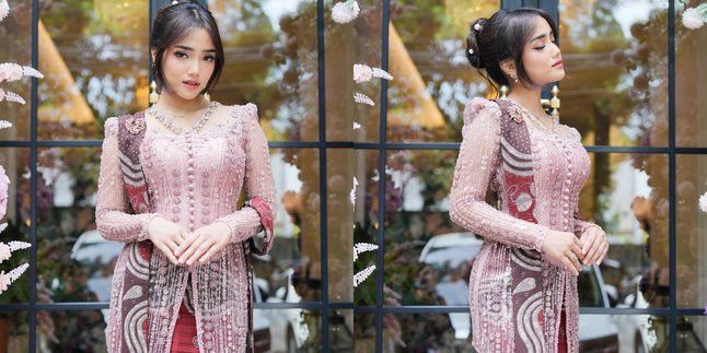 Fuji Tampil Anggun dan Cantik Mengenakan Kebaya Warna Pink saat acara Tunangan Kakaknya