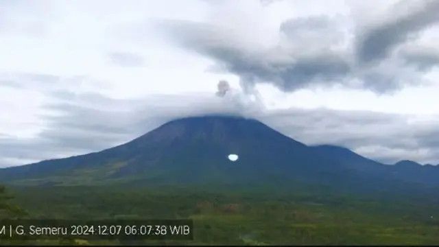 Gunung Semeru Erupsi Lagi, Keluarkan Abu hingga 500 Meter ke Atas