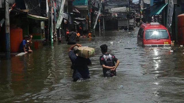 Banjir Rob Kembali Rendam Kawasan Muara Angke Jakarta Utara Tutup Jalur Utama ke Pelabuhan