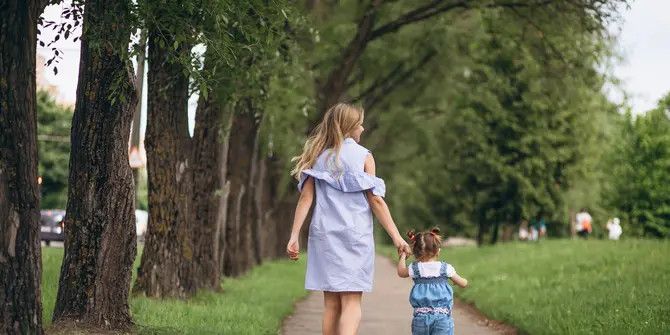 5 Manfaat Mulai Membiasakan Anak Berjalan Kaki sejak Usia Dini