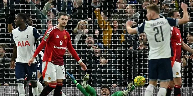 Carabao Cup: Momen Menarik saat MU Kalah dari Tottenham, 2 Kiper Sama-sama Blunder