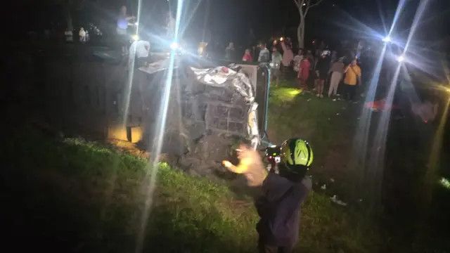 Kecelakaan Mengerikan di Tol Malang, Truk Mundur Tabrak Bus Pariwisata Pelajar