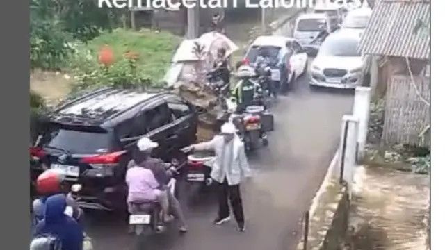 Aa Gym Turun Tangan Atur Lalu Lintas Jalanan di Bandung Macet Parah, Pemotor Susah Diatur Langsung Manut