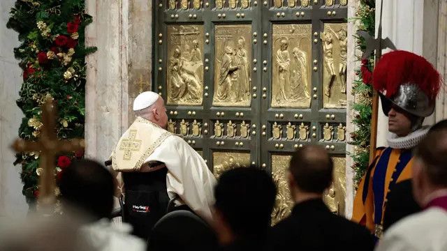 FOTO: Detik-Detik Paus Fransiskus Buka Pintu Suci Basilika Santo Petrus Saat Natal, Tanda Yubileum 2025 Dimulai