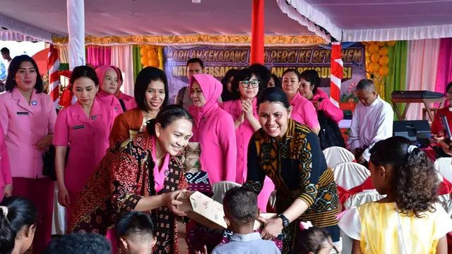 Momen Ketua Umum Bhayangkari Rayakan Natal Bareng Penyintas Erupsi Gunung Lewotobi