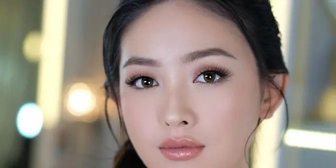 Pesona Kecantikan Natasha Wilona dengan Makeup Glam Natural, Digadang Bakal Jadi Tren Riasan Tahun 2025