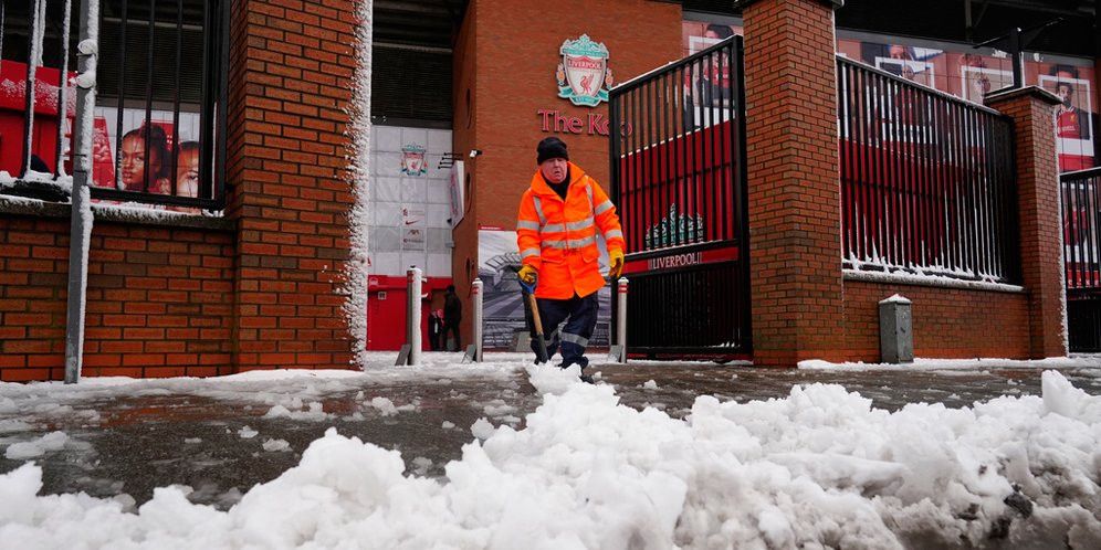 Hujan Salju, Liverpool dan MU Sepakat untuk Tetap Bertanding