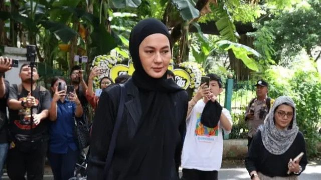 Paula Verhoeven Kenang Kebaikan Mendiang Papa Mertua, Akui Sempat Jenguk Johnny Wong di Rumah Sakit