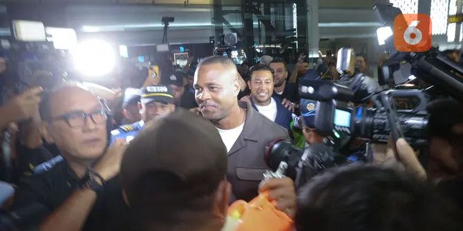 Dikawal Ketat Petugas, Patrick Kluivert Tiba di Indonesia dengan Senyuman dan Lambaian Tangan