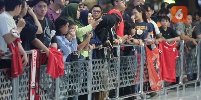 Teriakan 'Piala Dunia' dan 'Indonesia' Menggema di Bandara Soekarno-Hatta saat Kedatangan Patrick Kluivert