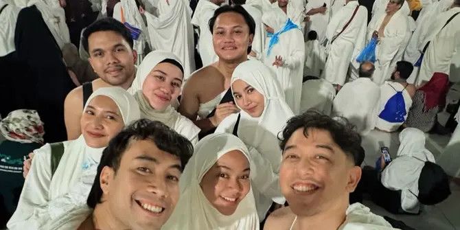 4 Potret Persahabatan 'Til Jannah' Para Selebriti, Awali Tahun Baru 2025 dengan Umrah Bareng dengan Pasangan Masing-Masing