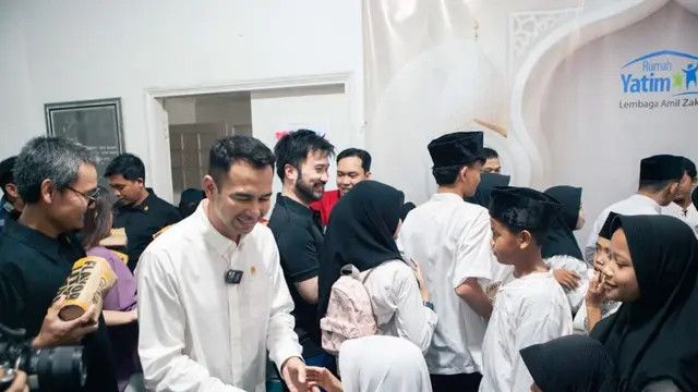 Sultan Andara dan Pengusaha Rudy Salim Kompak Bagi-Bagi Burger Gratis Buat Anak Yatim, Raffi Ahmad: Ini Bukan Program Pemerintah