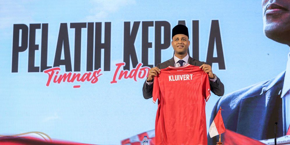 Saat Patrick Kluivert Pakai Peci Pamer Jersey Timnas Indonesia