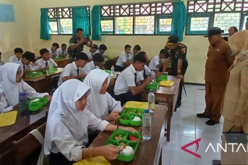 Ribuan Anak di Kediri Dapat Makan Bergizi Gratis: Program Percontohan Sukses