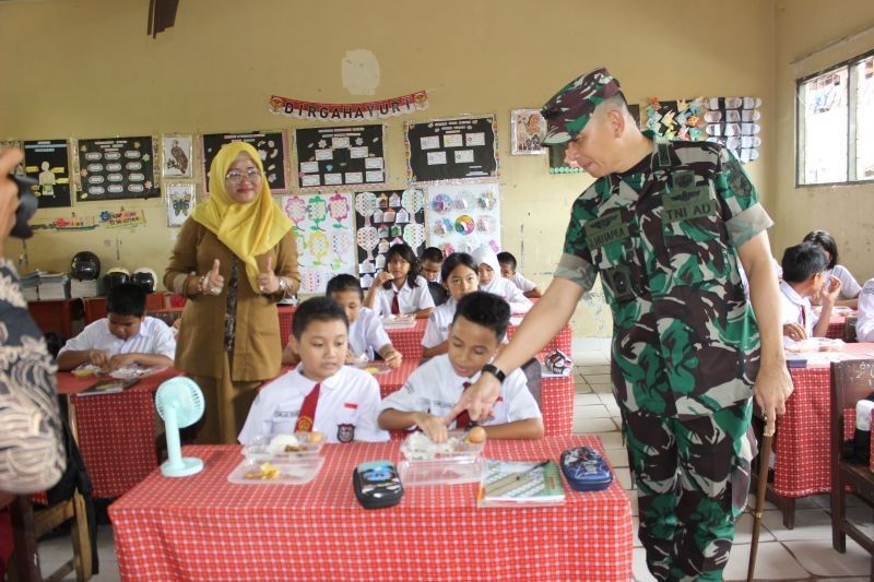 Dandim Palangka Raya Tinjau Program Makan Bergizi Gratis di SDN 9