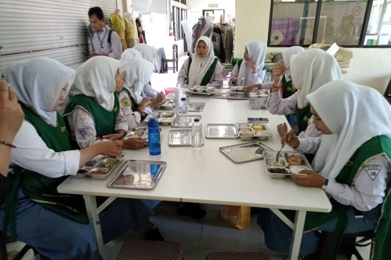 Program Makan Bergizi Gratis (MBG) di Mataram Disambut Antusias Siswa